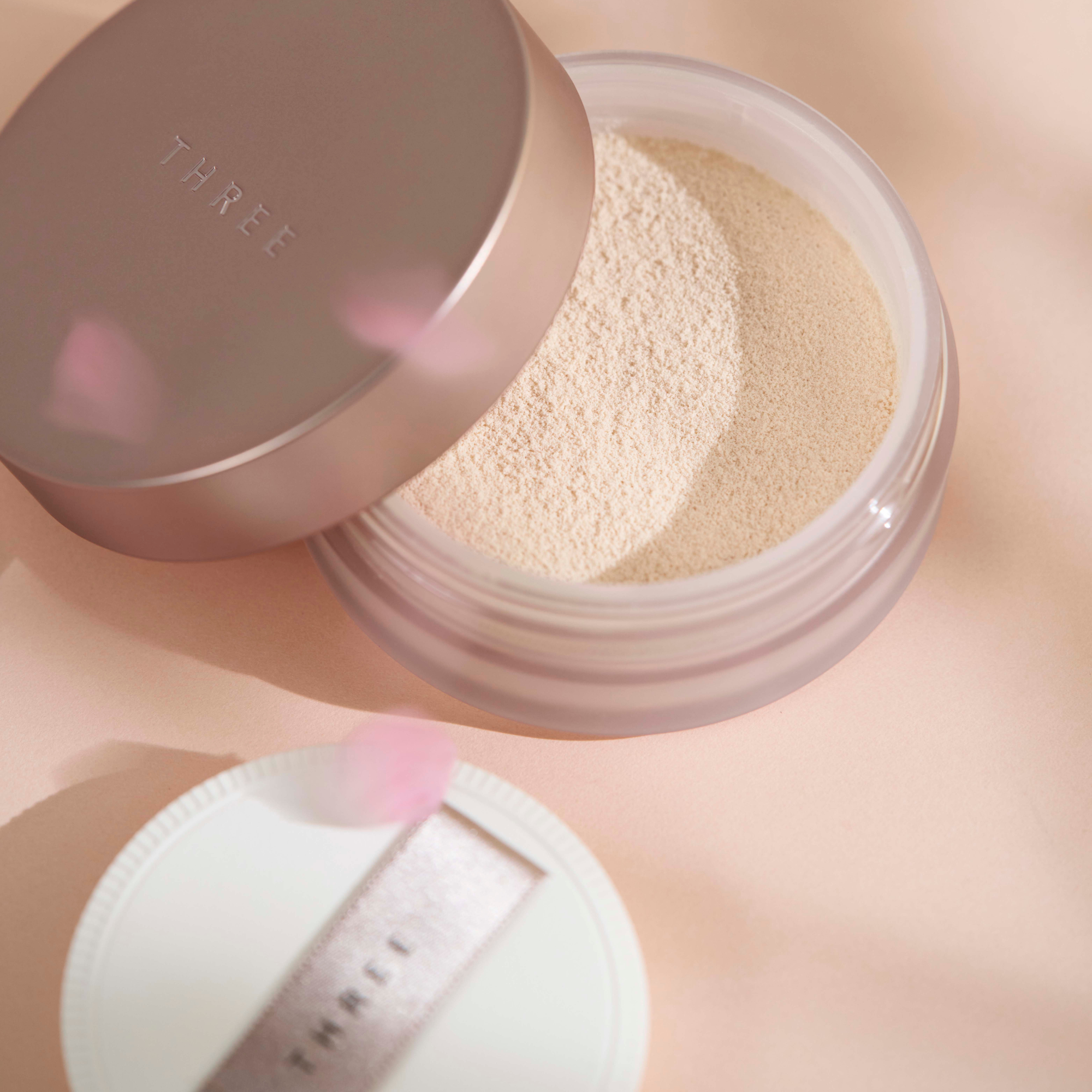 THREE Advanced Ethereal Smooth Operator Loose Powder SA 01